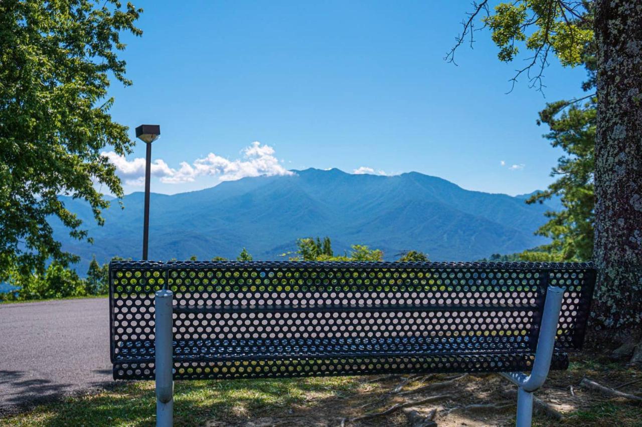 Sky High Views!!-Peak Mountaintop-Outdoor Pool-Close To Downtown-Private Balcony-Wifi-Cable Gatlinburg Esterno foto
