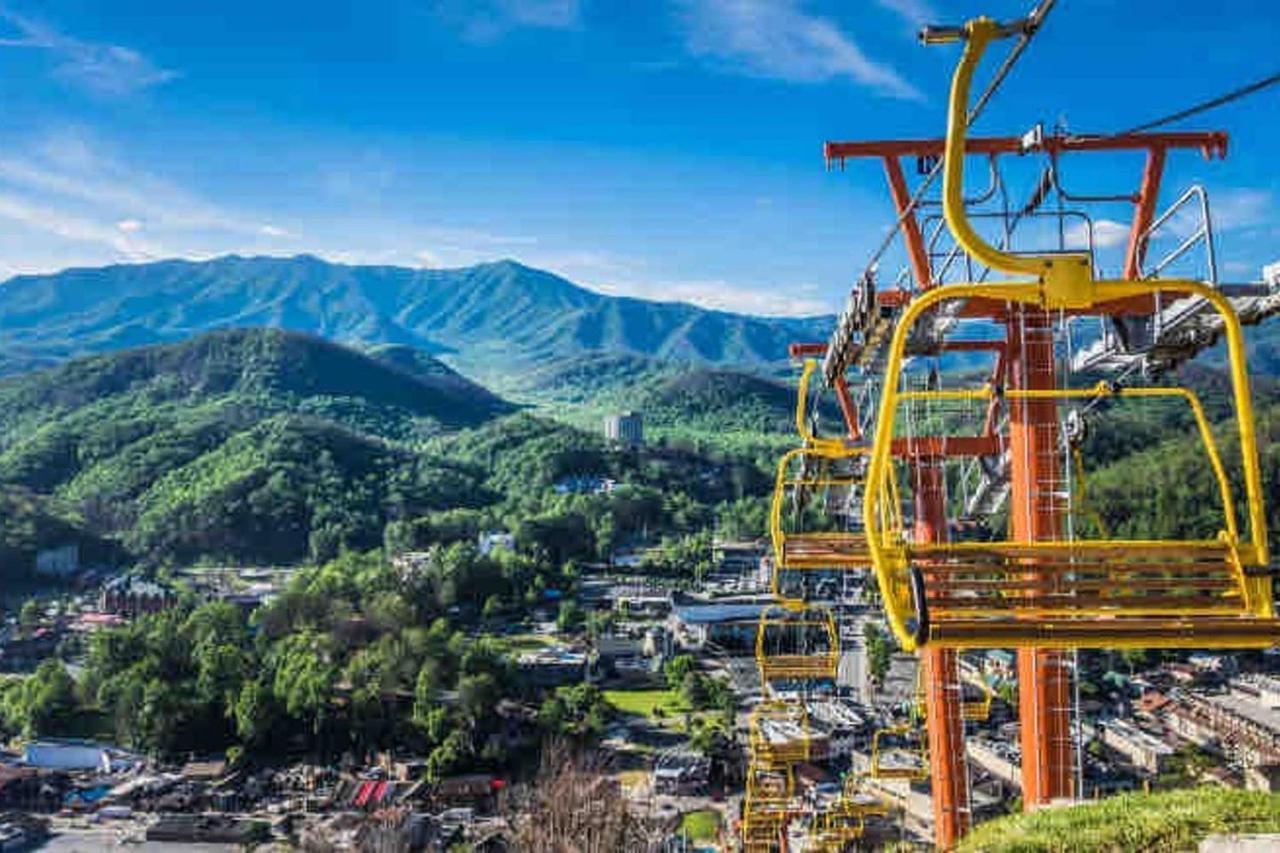 Sky High Views!!-Peak Mountaintop-Outdoor Pool-Close To Downtown-Private Balcony-Wifi-Cable Gatlinburg Esterno foto