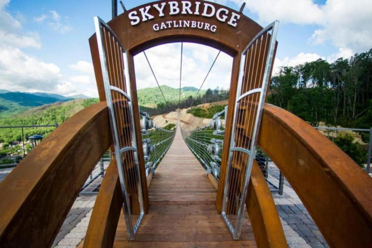 Sky High Views!!-Peak Mountaintop-Outdoor Pool-Close To Downtown-Private Balcony-Wifi-Cable Gatlinburg Esterno foto