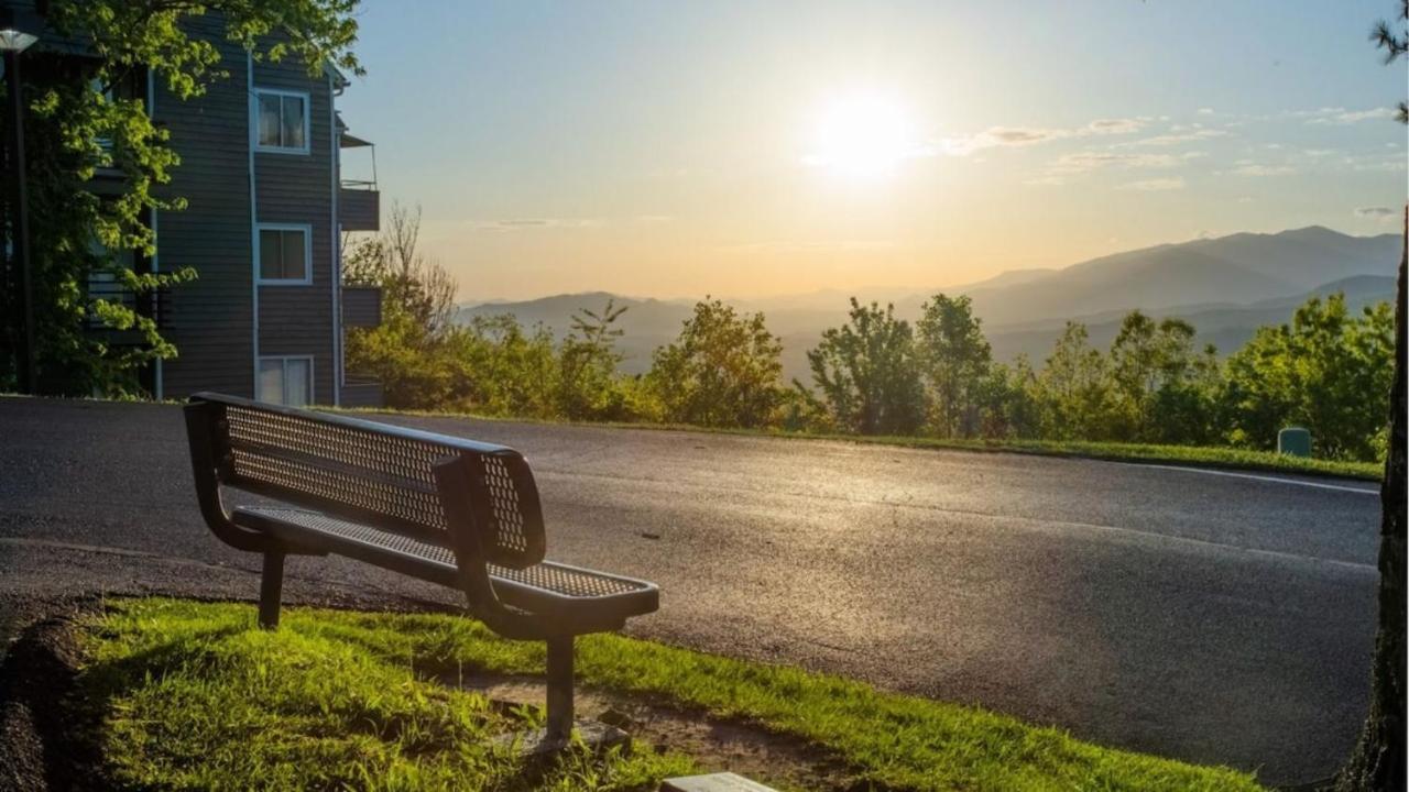 Sky High Views!!-Peak Mountaintop-Outdoor Pool-Close To Downtown-Private Balcony-Wifi-Cable Gatlinburg Esterno foto