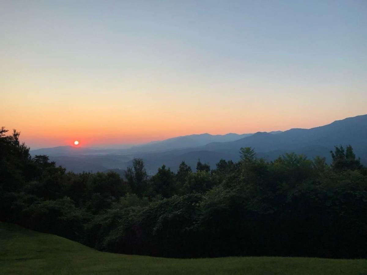 Sky High Views!!-Peak Mountaintop-Outdoor Pool-Close To Downtown-Private Balcony-Wifi-Cable Gatlinburg Esterno foto
